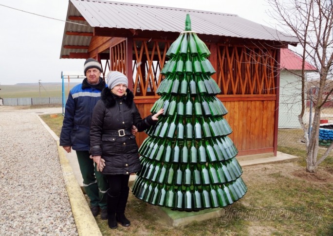 Нарядная елка круглый год. Супруги Липские из агрогородка Елка Зельвенского района соорудили елку из… бутылок от шампанского