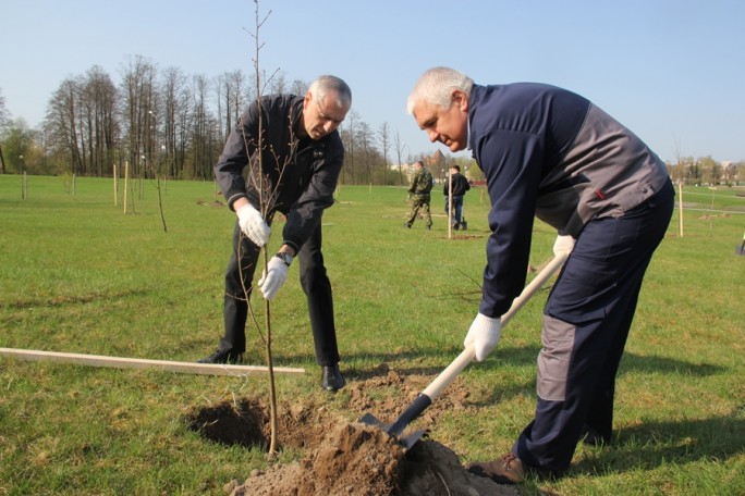 «Чувствую себя здесь дома». Заместитель главы Администрации Президента Валерий Мицкевич приехал в Лиду, чтобы принять участие в благоустройстве родного города