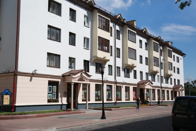 Рисунки на фестивальную тему украсили окна Гродно