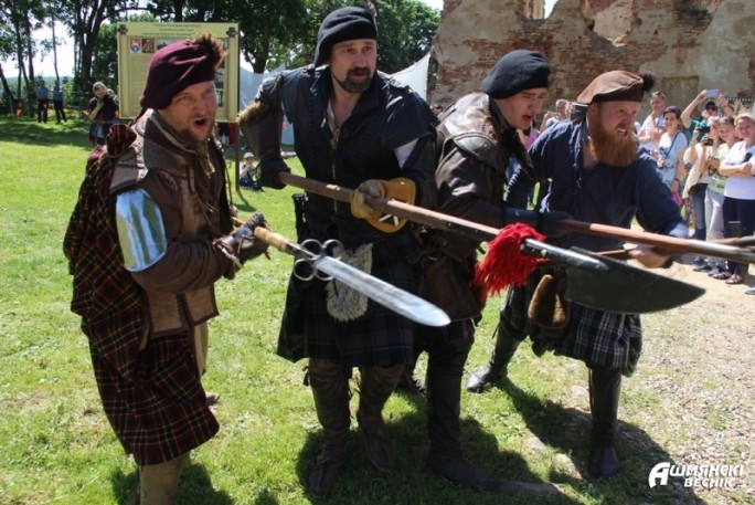 Рыцари, лучники, конники... На фестиваль средневековой культуры пригласили Гольшаны