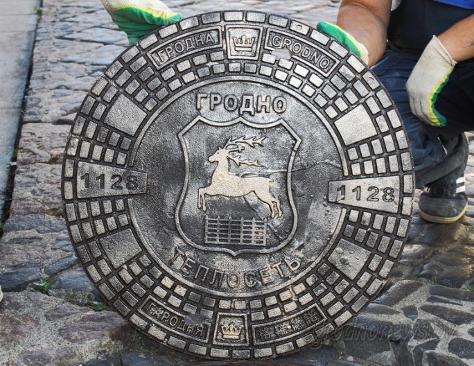 На улице Советской в Гродно устанавливают люки с гербом Гродно – оленем святого Губерта