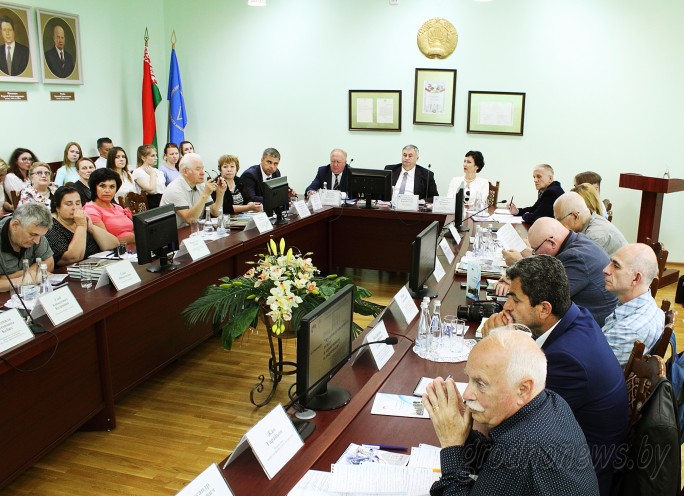 Пісьменнікі з больш чым 10 краін свету сабраліся к Гродне за круглым сталом