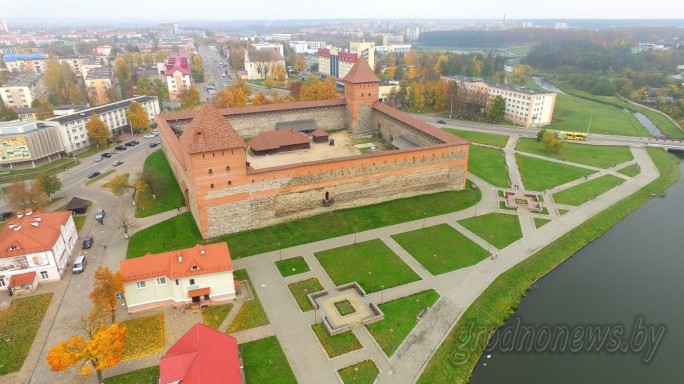 Проект «Жемчужины малой родины». В обновленном Лидском замке туристы примеряют доспехи и посвящаются в рыцари.