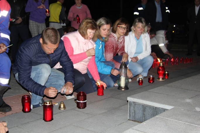 В Мостах зажгли свечи и почтили память погибших в годы Великой Отечественной войны