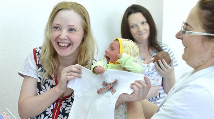 Активисты БРСМ подарят вышиванки малышам в роддомах Беларуси