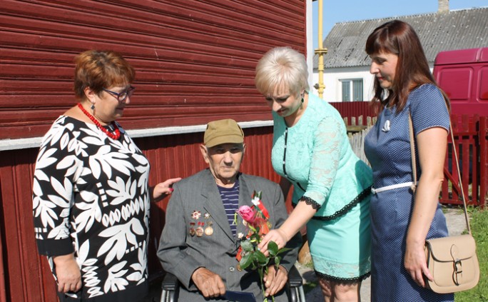 Лидеры общественных организаций Мостовщины поздравили ветеранов с Днём Независимости