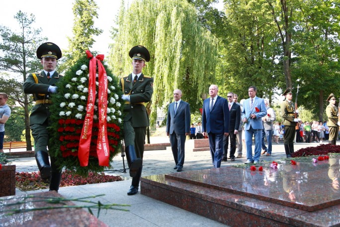 К Вечному огню возложили цветы