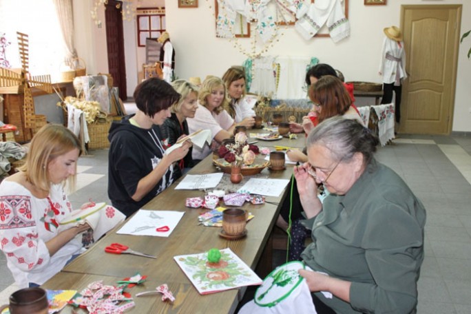 Мовай вышыванкі. У Мастах вучыліся вышываць беларускія народныя ўзоры