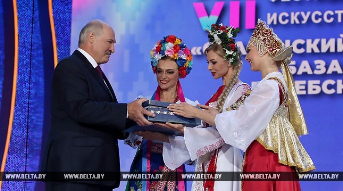 А. Лукашенко на 'Славянском базаре' подарили пояс-оберег