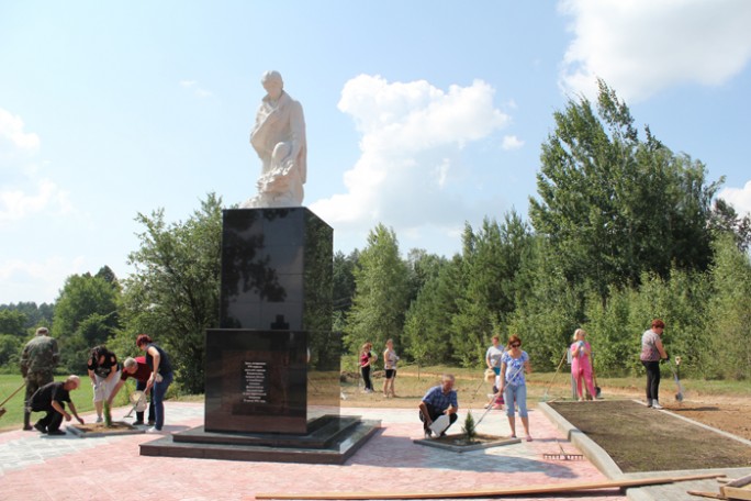 Мостовское руководство благоустраивало территорию у памятника в Княжеводцах
