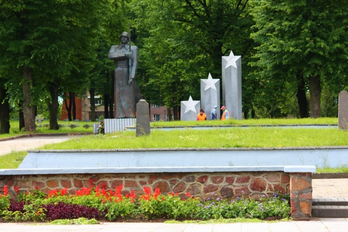 Александр Лукашенко поручил благоустроить военные кладбища и места массового захоронения