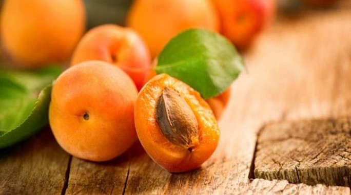 В Гродненском районе двое сельчан лишили соседку урожая абрикосов