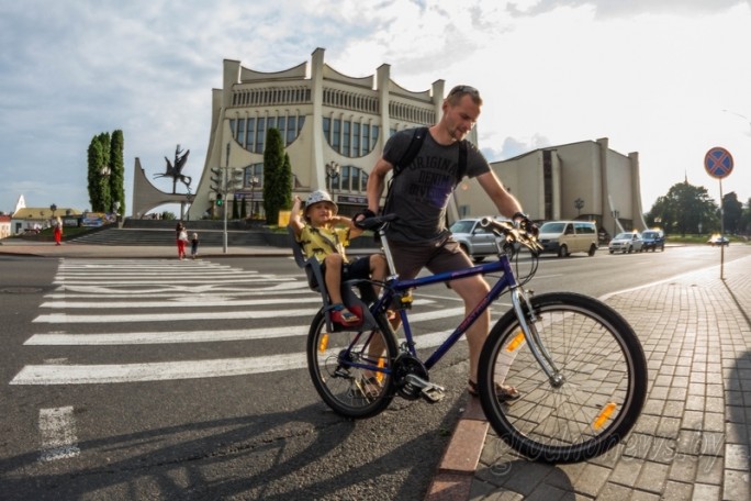Понижение бордюров, самый велосипедный город области и парковка для двух колес: большой велорепортаж 'ГП'