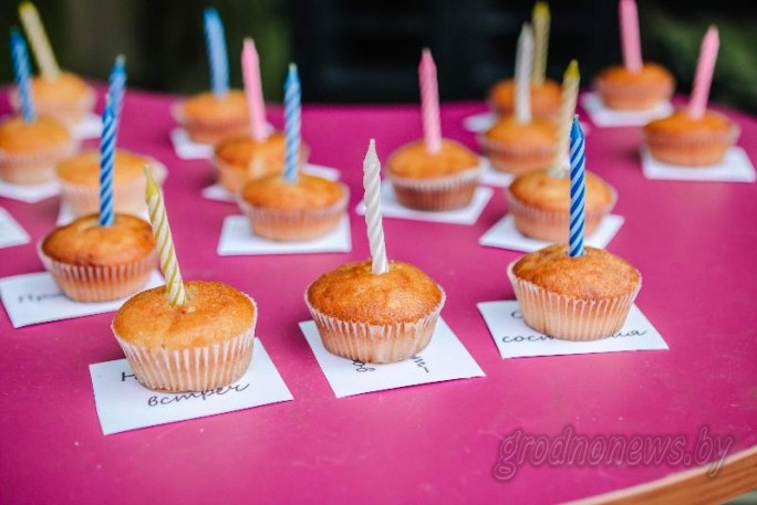 На Августовском канале день рождения отметили десятки людей, родившихся в августе