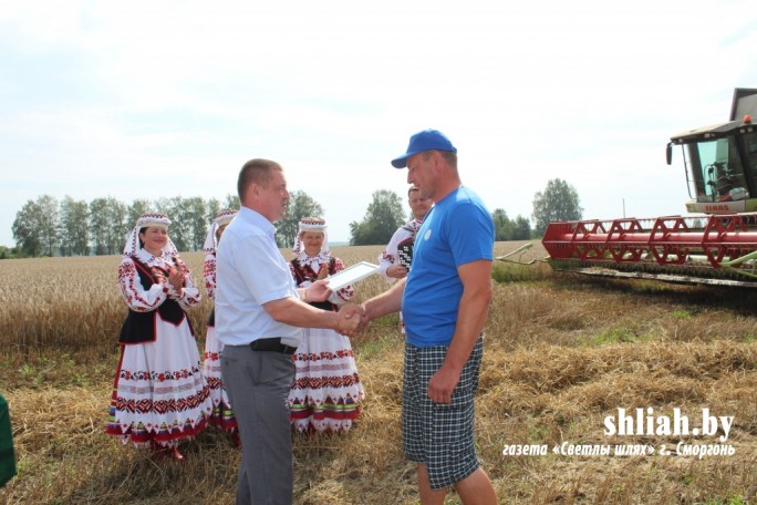 Лучших комбайнеров Сморгонщины лично поздравил министр сельского хозяйства и продовольствия Леонид Заяц