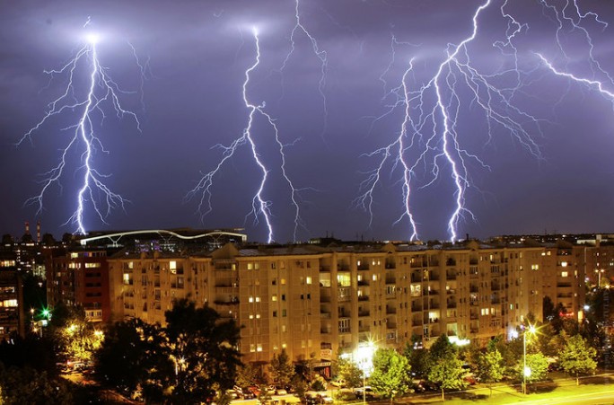 Синоптики снова обещают грозы. Как вести себя во время этого природного явления?