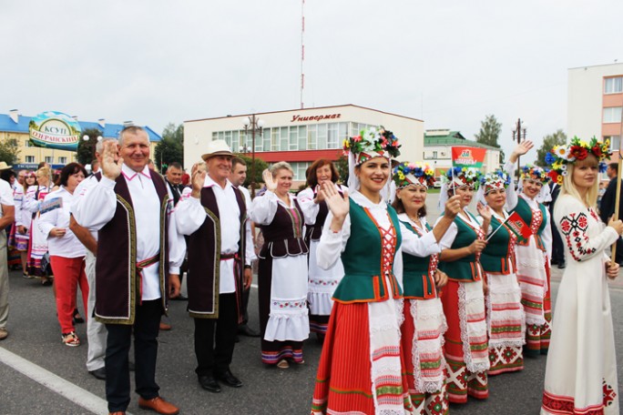 Красочное шествие трудовых коллективов открыло праздник города Мосты