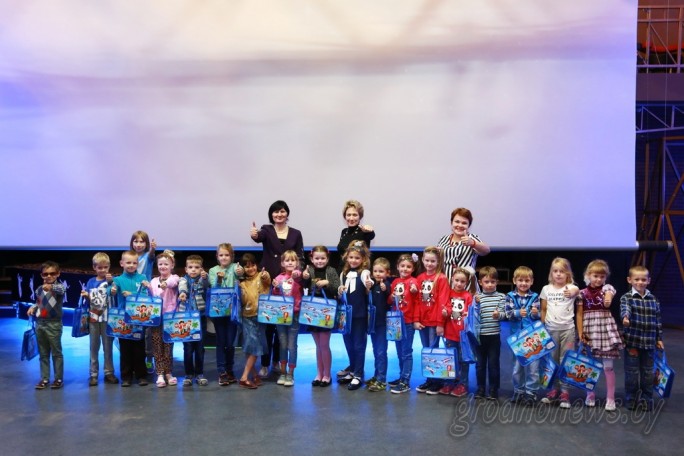 Областная организация Белорусского союза женщин поздравила школьников с началом учебного года