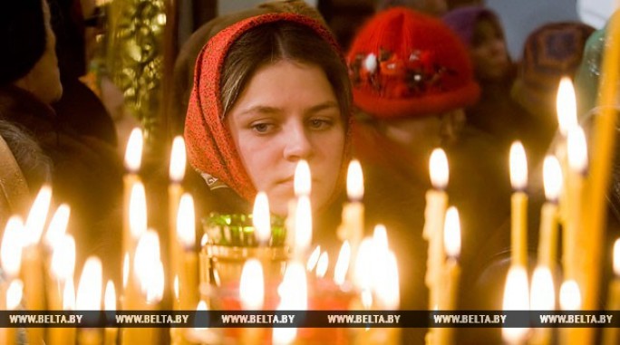 Православные верующие празднуют Воздвижение Креста Господня