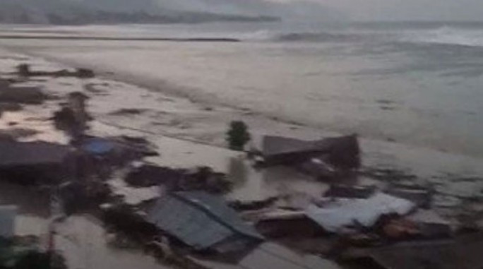 Извержение вулкана и новое землетрясение обрушились на индонезийский остров