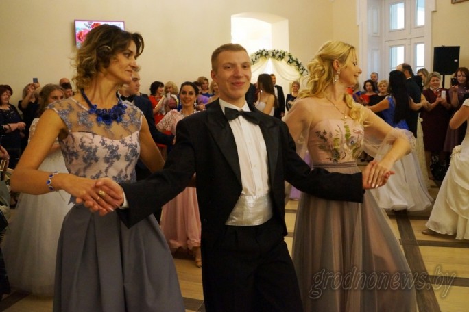 Лучшие руководители школ и лицеев и вальс в княжеском дворце. В Щучине прошел первый в регионе педагогический бал