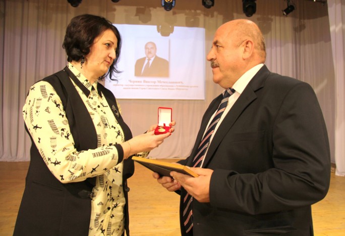 Поздравления и награды для мостовских педагогов