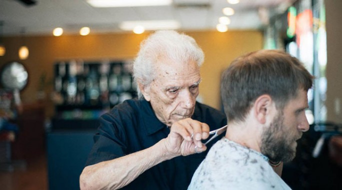 Старейший в мире парикмахер стрижет клиентов в 107 лет