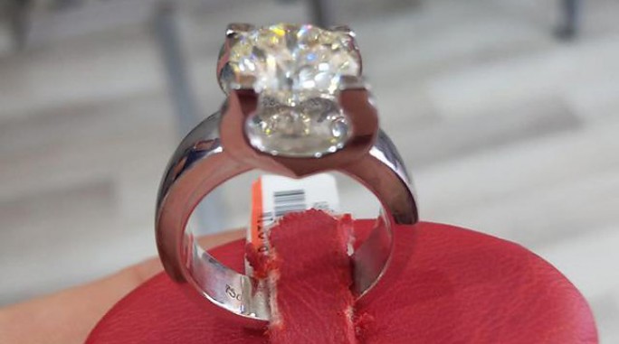 В Турции турист проглотил кольцо с бриллиантом стоимостью 35 тысяч евро