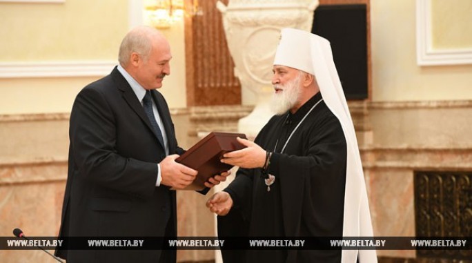Лукашенко подарили Священное Писание Нового Завета на белорусском языке