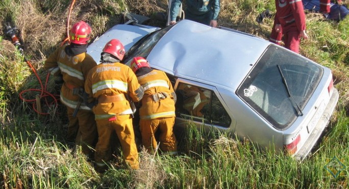 ДТП под Ивье: водителя и пассажира заблокировало в автомобиле