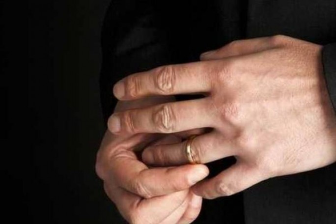 В Гродно мужчина уснул на лавке и лишился обручального кольца