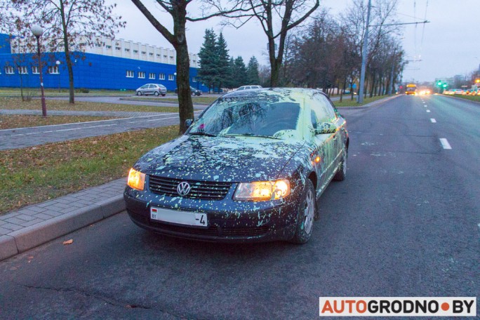100 литров краски вылилось на VW Passat и на проезжую часть по улице Болдина В Гродно
