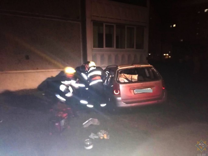 В Лиде автомобиль заехал под балкон дома: водителя доставали спасатели