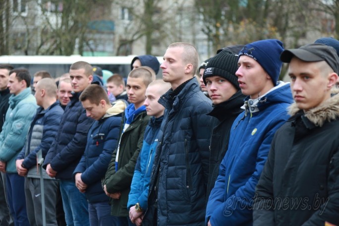 Объятия на прощание и напутственные слова. В Гродно начался осенний призыв