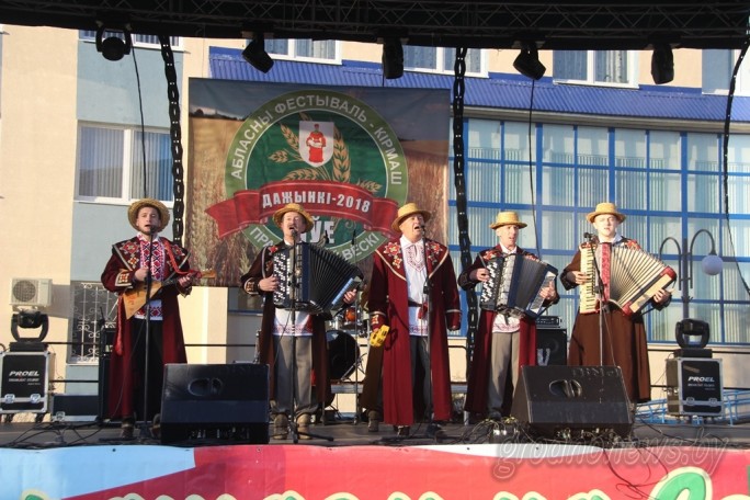 «Ні мяжы, ні краю для багатага ўраджаю»: творчыя калектывы Гродзеншчыны спяваюць на сцэне абласного фестываля-кірмаша “Дажынкі-2018”