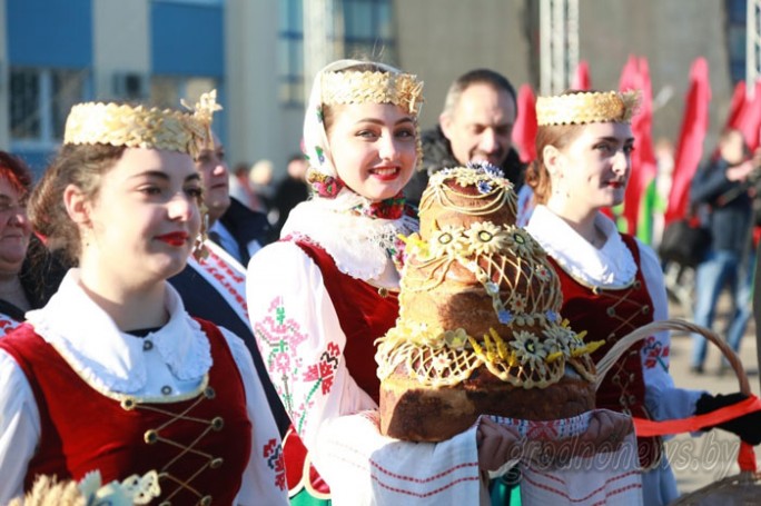 Гимн «Дажынак», трехметровый «Багач» и шествие передовиков. В Ивье продолжается праздник хлеборобов