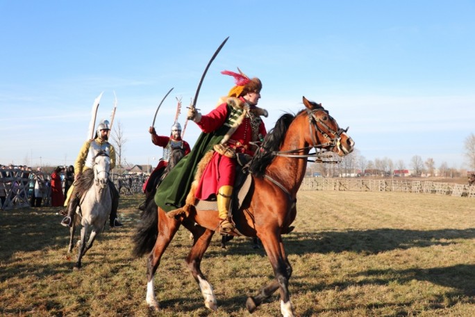 Били сарацин, рубили капусту, поднимали кольцо на скаку. Шоу конно-исторического клуба «Золотая шпора» впечатляло на «Дажынках» в Ивье