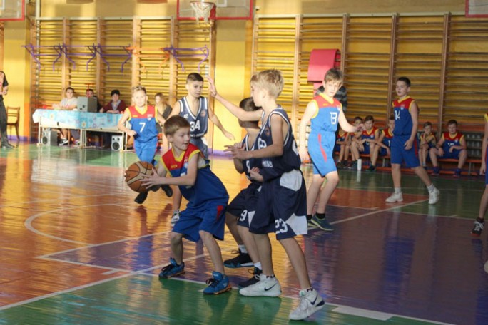В Мостах юноши сыграли в баскетбол