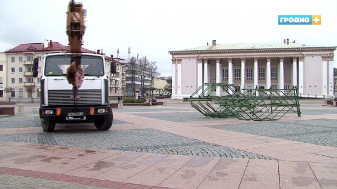 В Гродно уже начали устанавливать новогоднюю елку