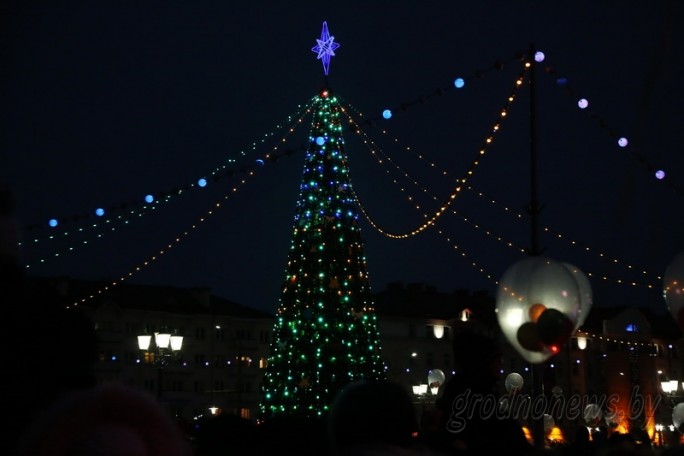Дед Мороз на мотоцикле, народный орнамент у главной елки и сияющая ротонда. Как гродненцы отметят Новый год и где купить елку? (+программа)