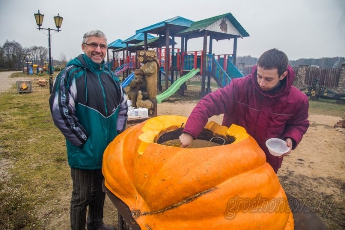 Из знаменитой на всю Беларусь 420-килограммовой тыквы сварили кашу