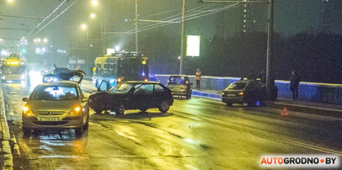 Гродно отметил 'День жестянщика': на мосту по улице Поповича столкнулось 8 автомобилей и 2 троллейбуса