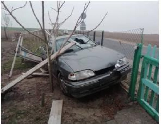 В деревне под Мостами автомобиль врезался в забор дома: водитель в реанимации