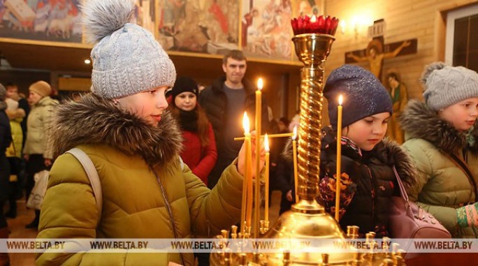 Православные верующие празднуют Введение во храм Пресвятой Богородицы