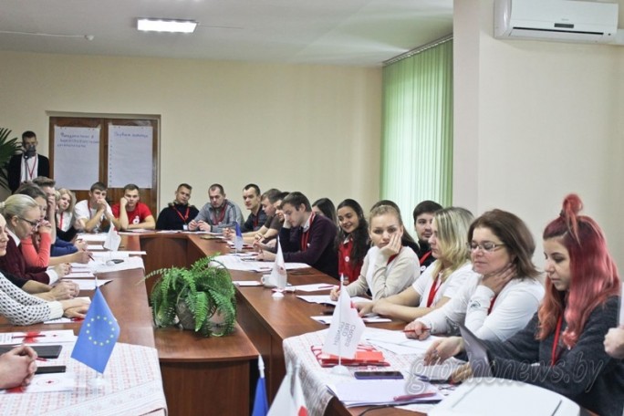 Хештег #тыжволонтер и «Елка желаний». В Гродно проходит областной молодежный волонтерский форум