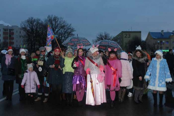Красочным шествием новогодних сказочных персонажей начался праздник в Мостах