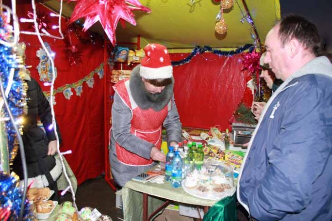 Новогодние сладости и игрушки пользовались популярностью на празднике в Мостах