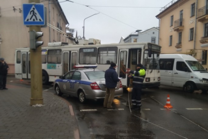 В Гродно столкнулись автомобиль и троллейбус: следователи устанавливают обстоятельства ДТП