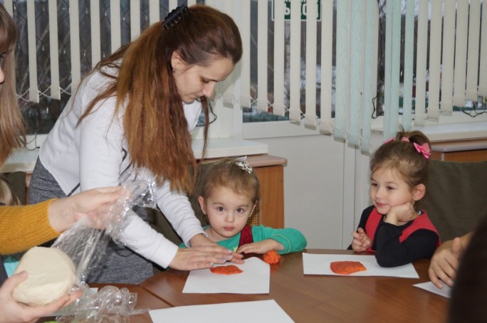 В Гродненском районе в рамках акции «Наши дети» мастера учили лепить новогодние игрушки из теста