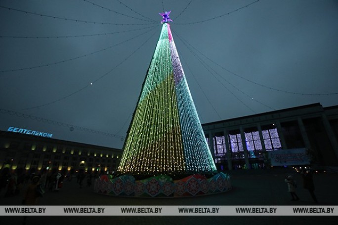 Новогодняя елка на Октябрьской площади Минска зажгла огни